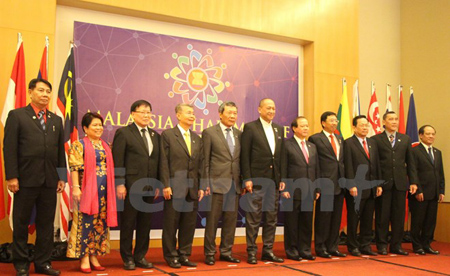 Các bộ trưởng, trưởng đoàn phụ trách trụ cột văn hóa-xã hội của 10 nước thành viên ASEAN và Tổng thư ký ASEAN Lê Lương Minh.